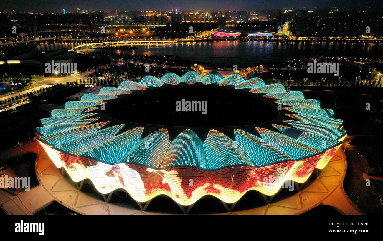 (230516) -- XI'AN, 16 maggio 2023 (Xinhua) -- questa foto aerea scattata il 1 maggio 2023 mostra una vista notturna del Centro Sportivo Olimpico di Xi'an, nella provincia Shaanxi del nord-ovest della Cina. Come capitale della provincia dello Shaanxi della Cina nord-occidentale, Xi'an, una città fondata più di 3.100 anni fa, servì come capitale per 13 dinastie nella storia cinese, tra cui Tang (618-907), quando la città era conosciuta come Chang'an. Questo è anche il luogo in cui Zhang Qian ha iniziato il suo viaggio nelle regioni occidentali attraverso l'Asia centrale durante la dinastia Han occidentale (202 a.C.-d.C. 25) con i suoi inviati. L'espe pionieristica di Zhang Foto Stock