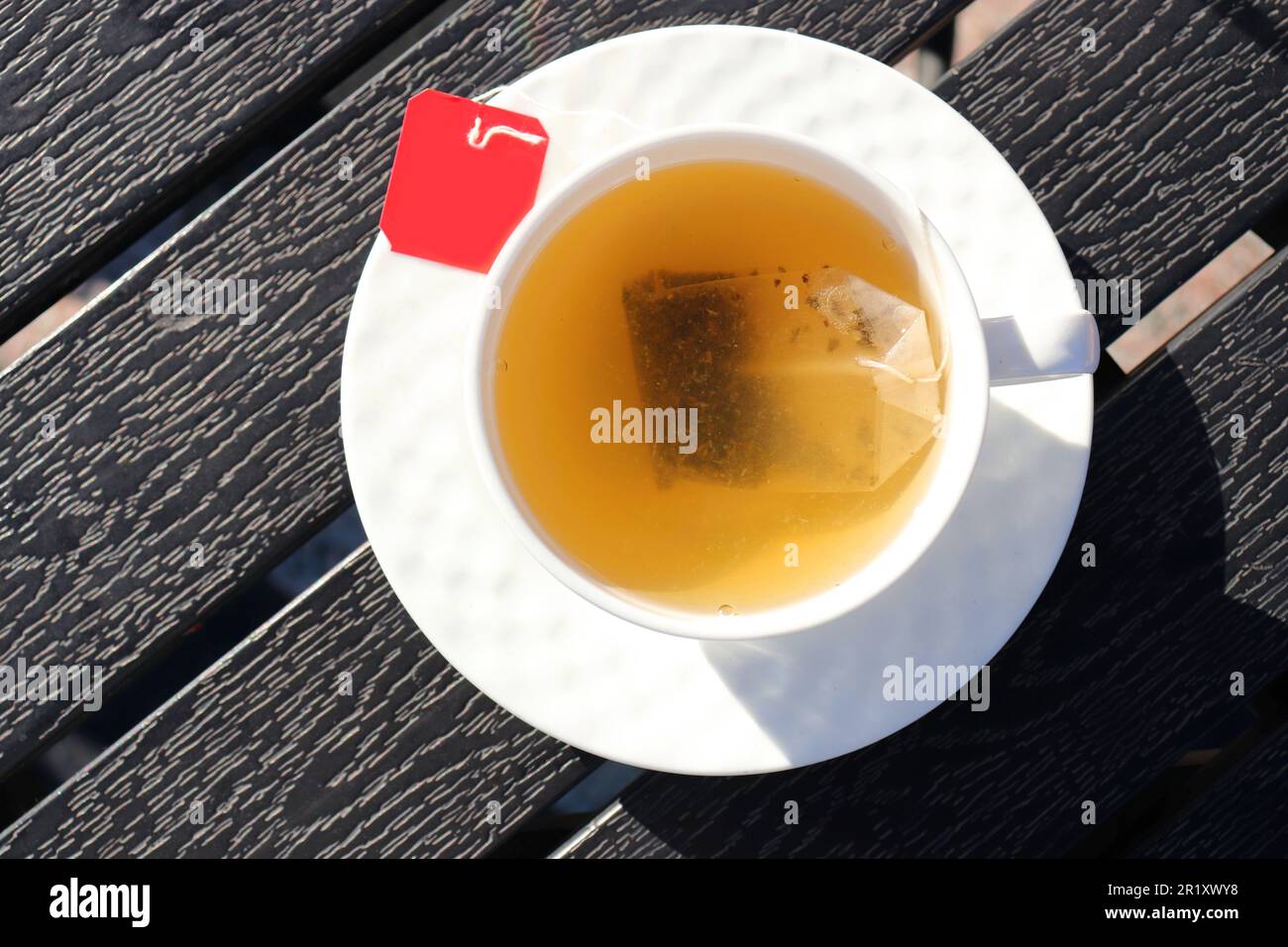 Una tazza di tè verde su sfondo di legno nero. La pulizia o il tè di detox è una buona opzione per la perdita del peso. Proprietà antiossidanti. Spazio di copia. sano Foto Stock