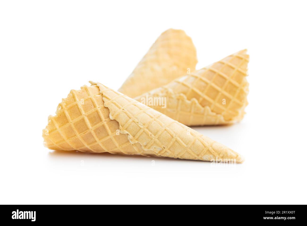 Cono wafer vuoto. Granato di gelato dolce isolato su fondo bianco. Foto Stock