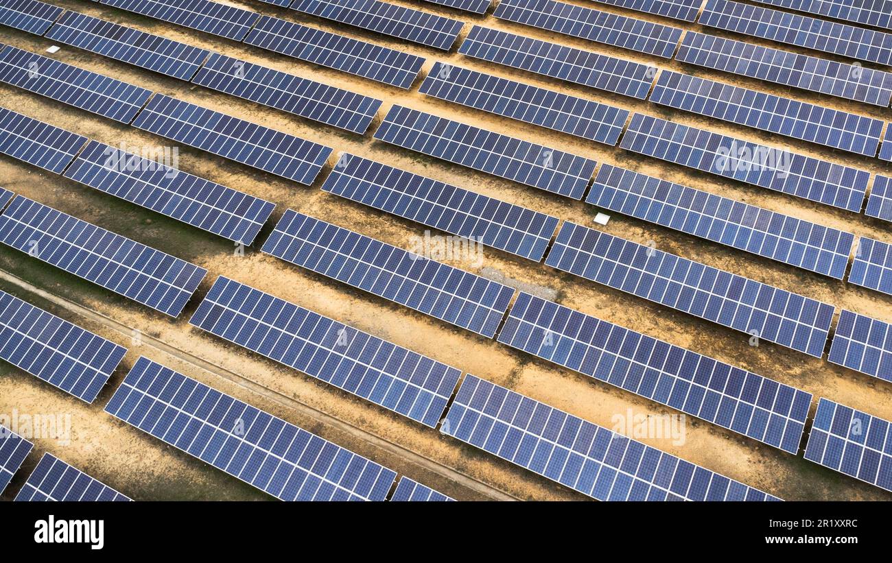 Vista dall'alto sui pannelli fotovoltaici a energia solare. Vista aerea drone di pannelli solari sistemi di generatori di energia dal sole. Fonti di energia alternative - il Conc Foto Stock