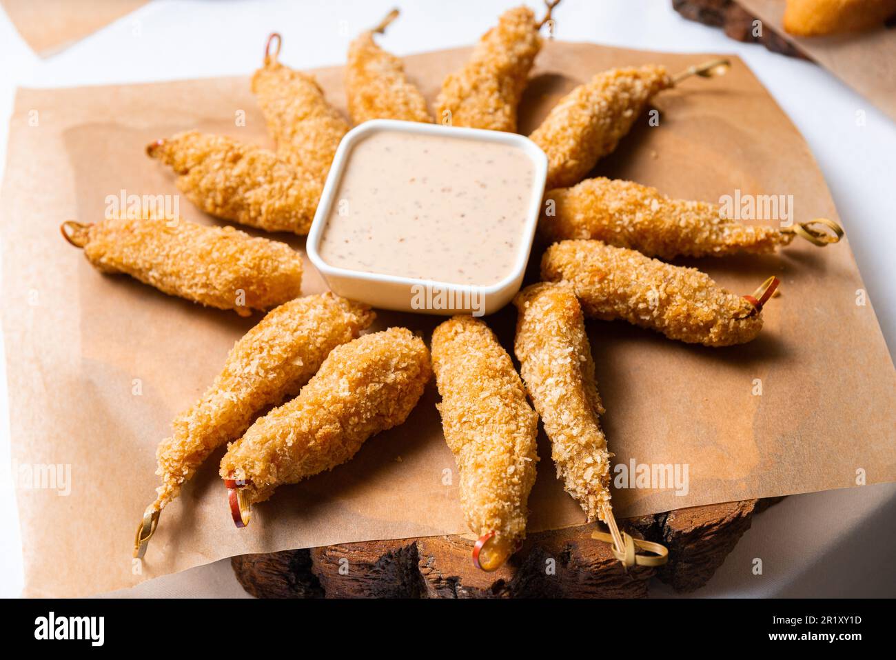 Gamberetti fritti con salsa da immersione. Deliziosi gamberetti fritti dorati, impanati e fritti alla perfezione, serviti con una salsa piccante. Foto Stock