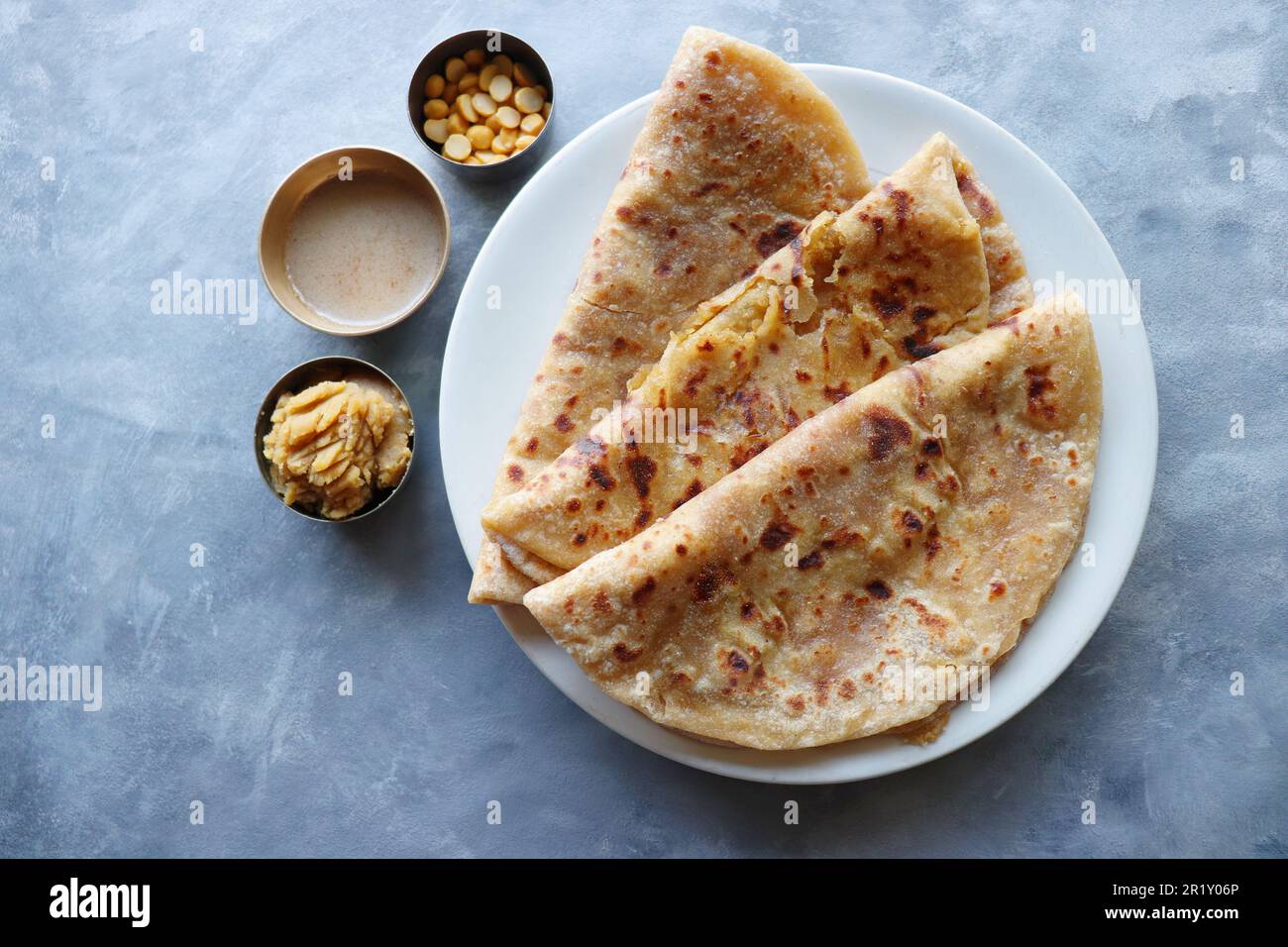 Puran poli è un piatto dolce indiano ripieno di chana dal, di giaggery, di ghee e di cardamomo ed è mangiato solitamente al festival di Holi o Gudi Pada. Foto Stock