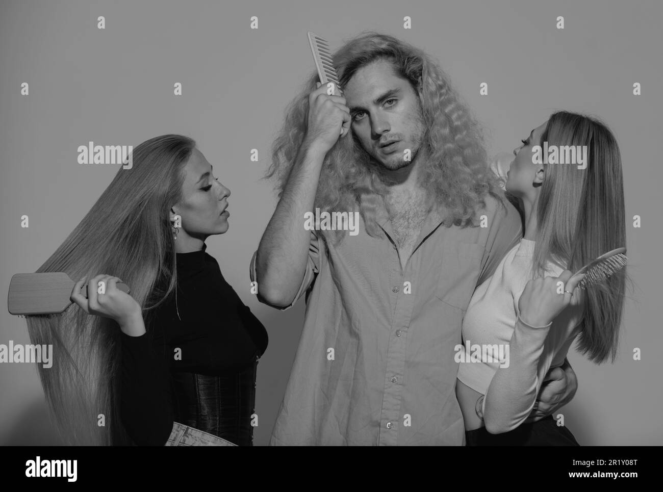 Gruppo donne e uomini pettinatura sana cura dei capelli, modelli capelli. Gruppo di giovani gruppi che pettinano i capelli. Pettinatura degli amici spazzolando i capelli lunghi e lisci con il pettine Foto Stock