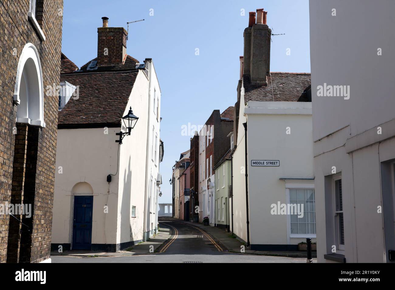 Vista lungo Farrier Street, guardando verso Middle Street e il Sea Front, Deal, Kent Foto Stock
