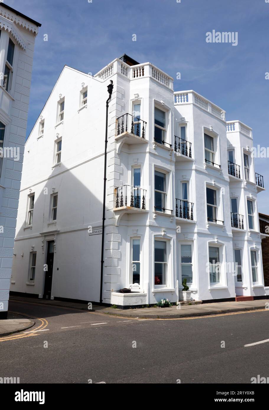 Grande, bianco, Victorian Seafront House su Beech Street, al suo incrocio con capstan Row, Deal, Kent Foto Stock