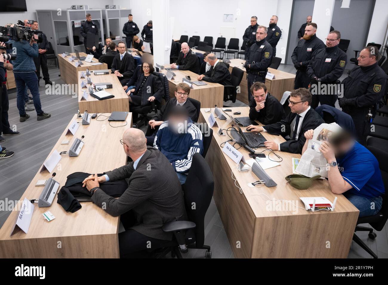 Dresda, Germania. 16th maggio, 2023. Gli imputati nel processo del furto di  gioielli dalla volta Verde siedono nei loro posti accanto ai loro avvocati,  mentre il processo continua nella sala uditiva presso