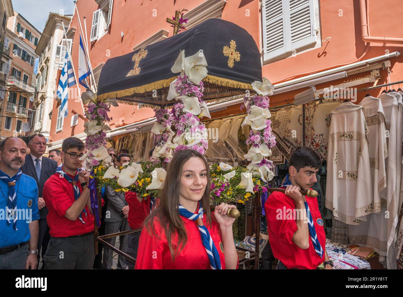 Scout che portano gli epitaffi nella sezione di Campiello (Città Vecchia di Corfù), processione di Agios Spyridon (San Spyridon), Venerdì Santo, settimana Santa, città di Corfù, Isola di Corfù, Grecia Foto Stock