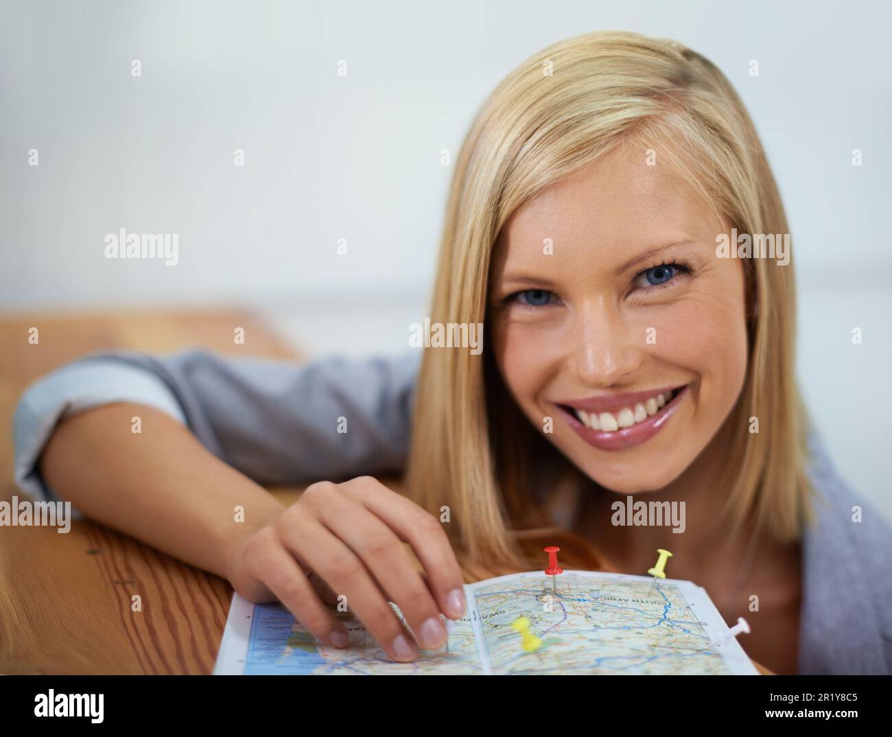 Agente di viaggio, mappa pin e ritratto di una donna felice che pianifica una destinazione turistica, una località di vacanza o un'avventura in giro per il mondo. Agenzia turistica, servizio Foto Stock