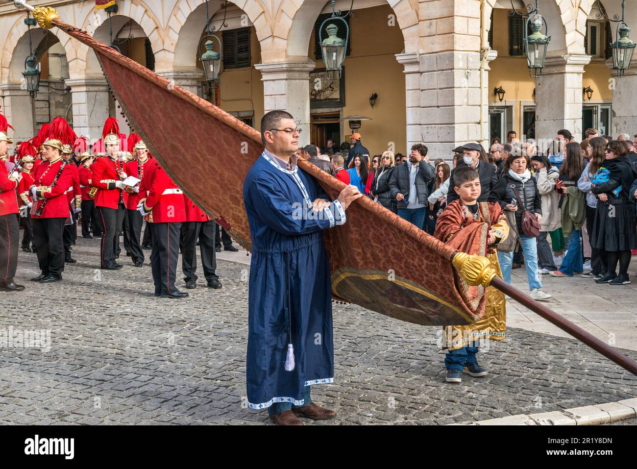 Sacerdote e ragazzo che porta gli epitaffi di Agios Spyridon, pronti per la processione di Agios Spyridon (San Spyridon), Sabato Santo, settimana Santa, città di Corfù, isola di Corfù, Grecia Foto Stock