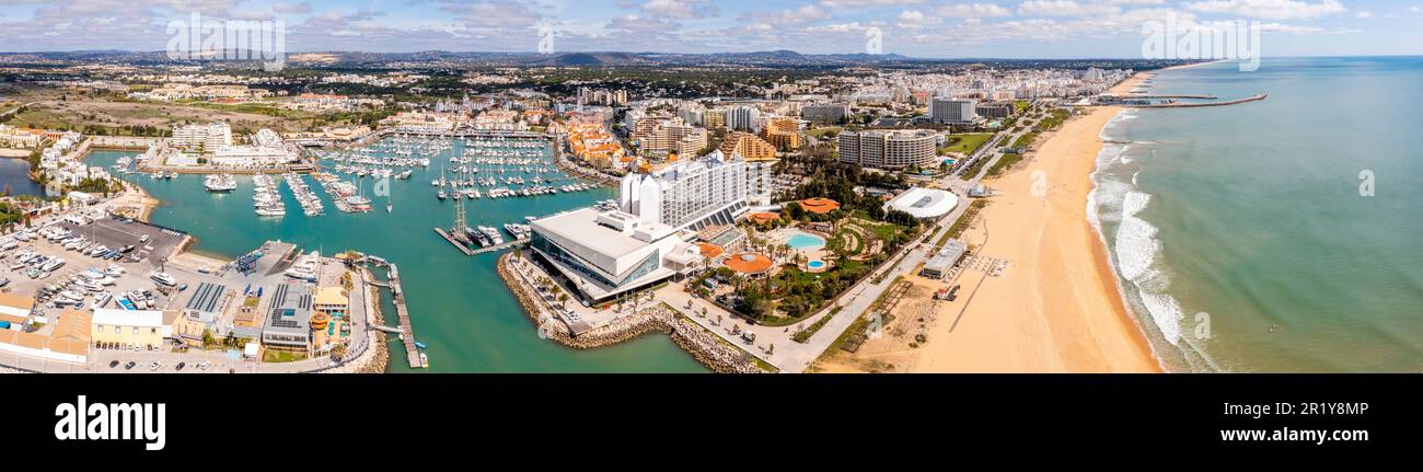 Splendida vista sulla costa moderna, vivace e sofisticata di Vilamoura, una delle più grandi località turistiche d'Europa, Vilamoura, Algarve, Portogallo Foto Stock