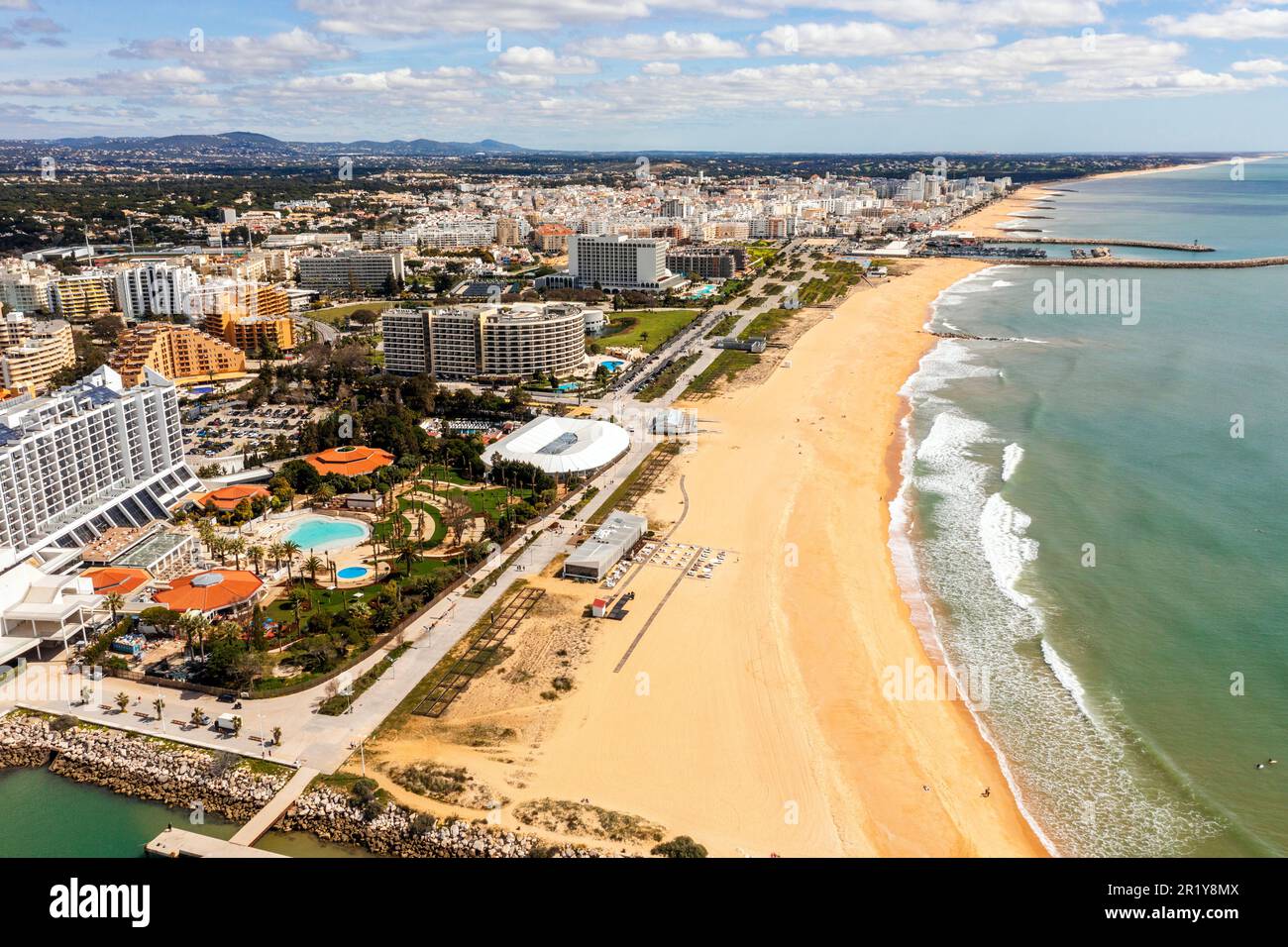 Splendida vista sulla costa moderna, vivace e sofisticata di Vilamoura, una delle più grandi località turistiche d'Europa, Vilamoura, Algarve, Portogallo Foto Stock