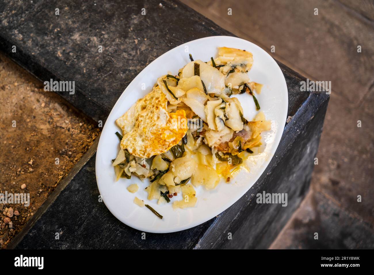 Cibo tradizionale locale Almeria Andalusia con uova ingredienti prodotti tradizionali della Alpujarra di Almeria poveri patate con uova fritte, creare Foto Stock