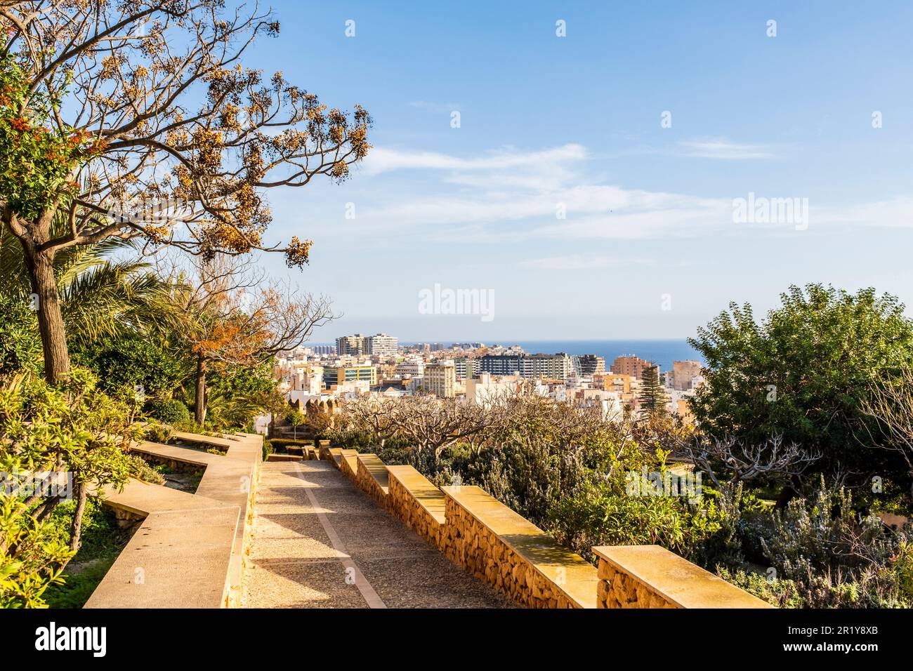 Giardino dell'Alcazaba di Almeria, un complesso fortificato nel sud della Spagna, costruzione di cittadella difensiva con mura, torri, piazze, case e mos Foto Stock