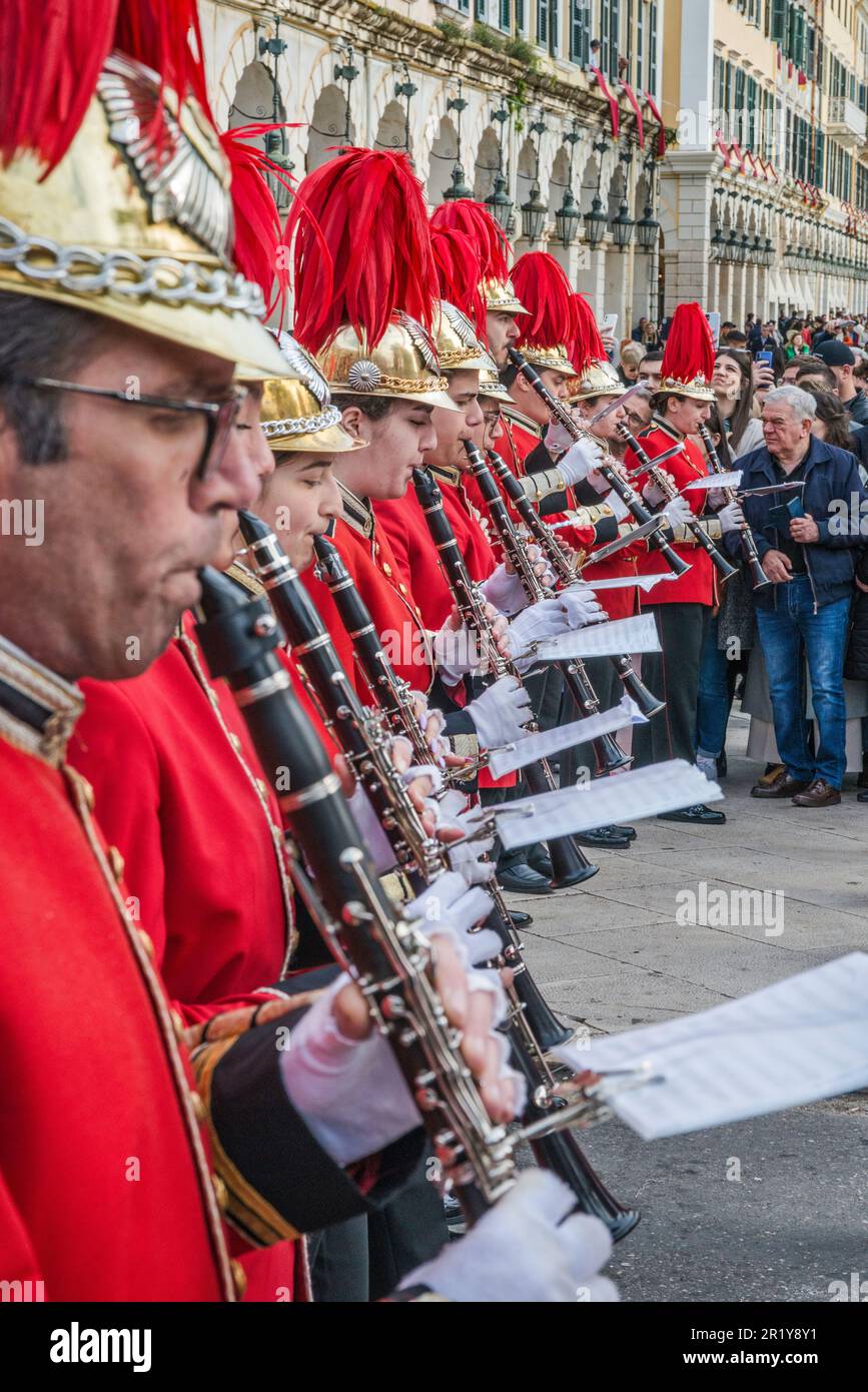 Suonatori di clarinetto della banda di marcia Old Philharmonic, la processione degli Agios Spyridon (Saint Spyridon), il Sabato Santo, la settimana Santa, il Liston Promenade in via Eleftherias, città di Corfù, isola di Corfù, Grecia Foto Stock