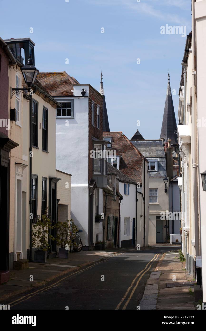 Vista lungo Coppin Street, guardando verso Middle Street, con le gemelle Spires del Landmark Centre sullo sfondo. Affare, Kent Foto Stock