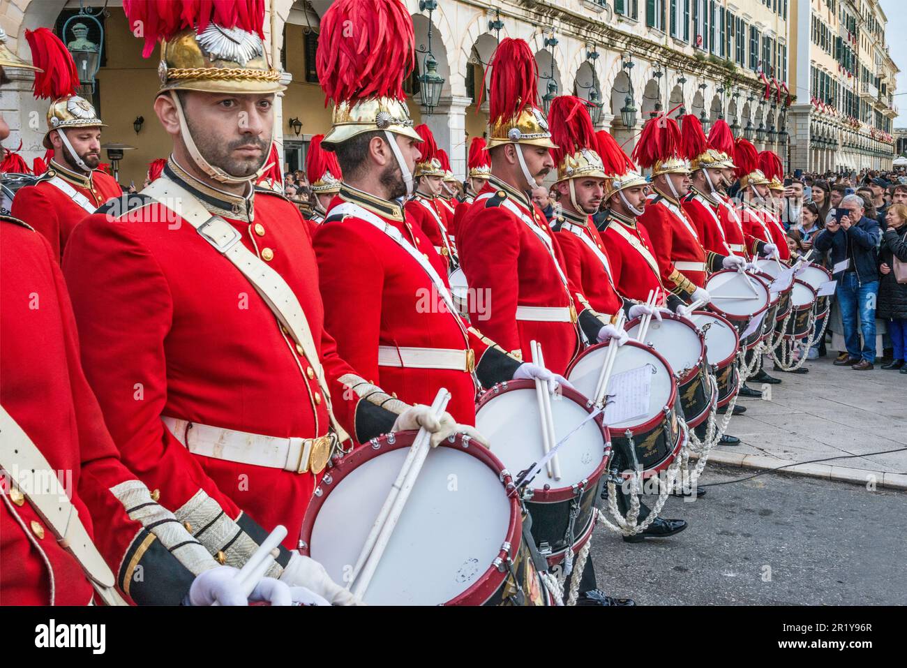 Batteristi della banda di marcia della Vecchia Filarmonica, processione degli Agios Spyridon (San Spyridon), Sabato Santo, settimana Santa, passeggiata Liston in via Eleftherias, città di Corfù, isola di Corfù, Grecia Foto Stock