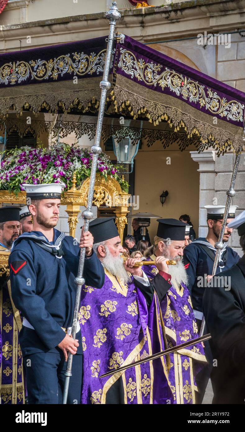 Marinai, sacerdoti greco-ortodossi che portano gli epitaffi in processione, Sabato Santo, settimana Santa, passeggiata Liston in via Eleftherias, città di Corfù, isola di Corfù, Grecia Foto Stock