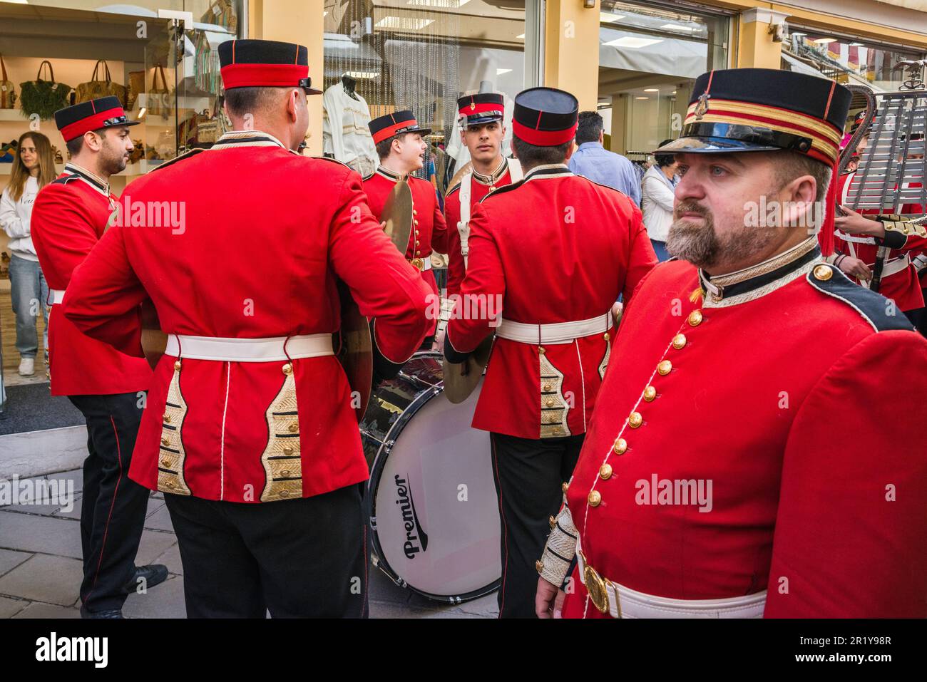 Musicisti della banda di marcia Old Philharmonic, pronti a suonare, via Nikiforou Theotoki nella sezione di Campiello (Città Vecchia di Corfù), nella città di Corfù, isola di Corfù, Grecia Foto Stock