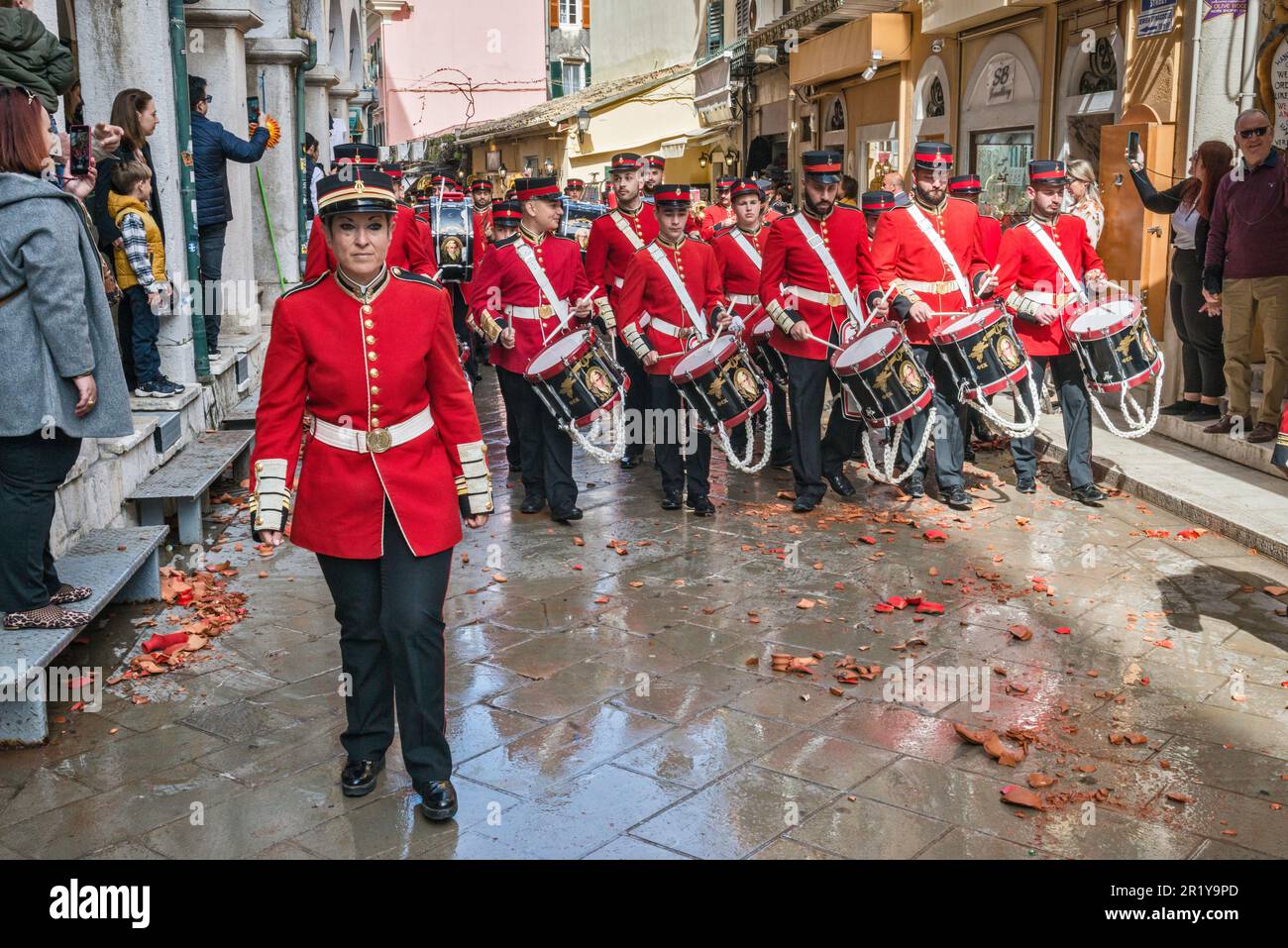 La banda di marcia Old Philharmonic, che si esibisce in via Nikiforou Theotoki nella sezione di Campiello (Città Vecchia di Corfù), dopo la rottura delle botidi, vasi di argilla rossa, il sabato Santo, Nella città di Corfù, isola di Corfù, Grecia Foto Stock