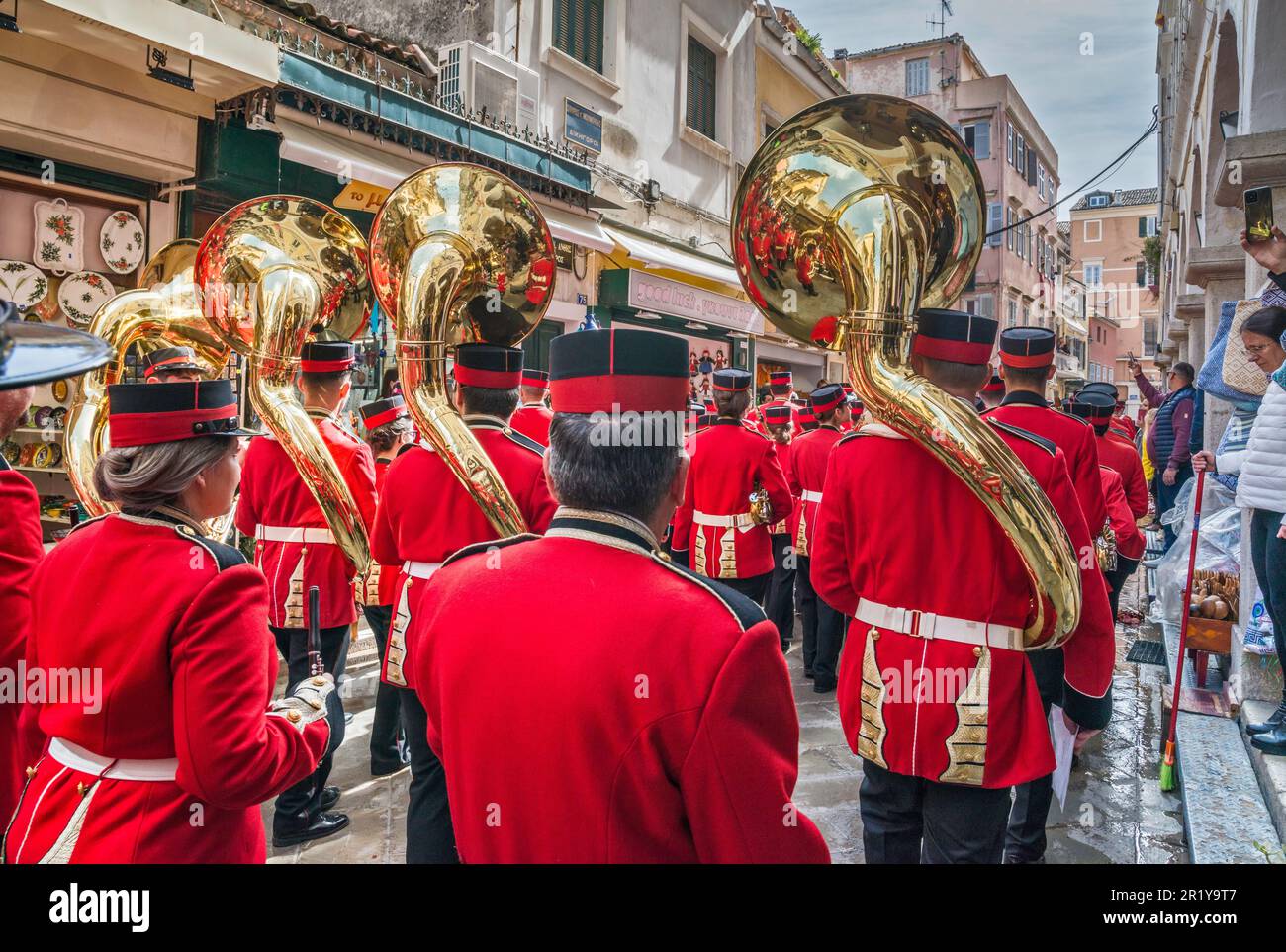 Suonatori di sousaphone della band di marcia Old Philharmonic, che si esibiscono in via Nikiforou Theotoki nella sezione Campiello (Città Vecchia di Corfù), sabato Santo, nella città di Corfù, isola di Corfù, Grecia Foto Stock