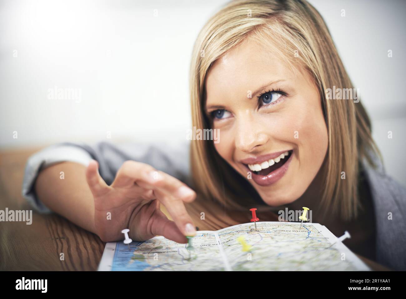 Pin mappa, faccia e donna felice, consulente di viaggio o dipendente entusiasta pianificazione vacanza posizione. Agente di turismo, servizio di agenzia di viaggi e sorriso di persona Foto Stock