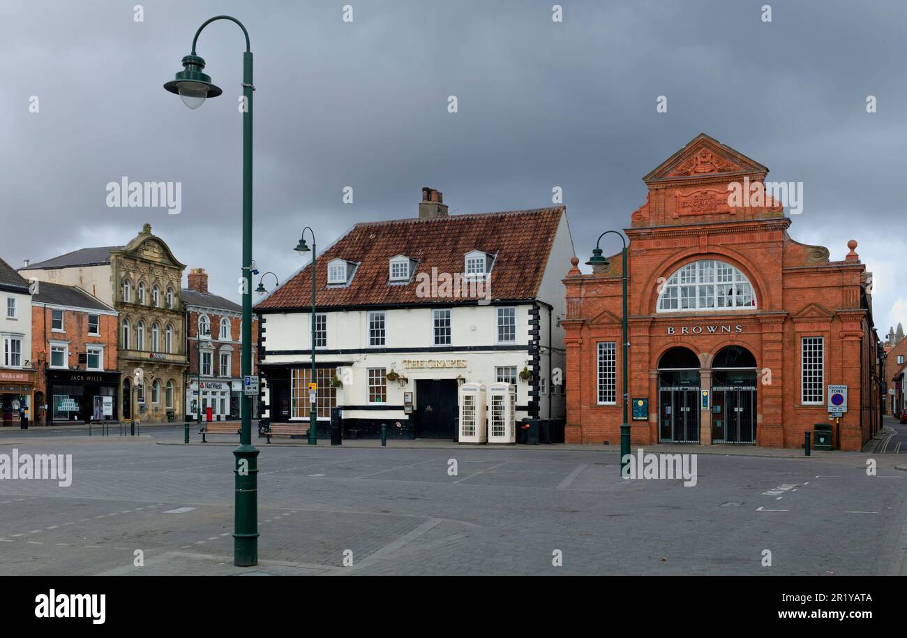Il centro città mostra importanti negozi al dettaglio e case pubbliche e non c'è gente durante il blocco pandemico a Beverley, Regno Unito. Foto Stock