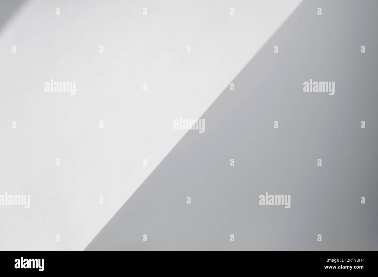 Astratta due linee bianche e grigie sulla superficie della carta, ombre naturali dalla luce del sole una texture o sfondo Foto Stock