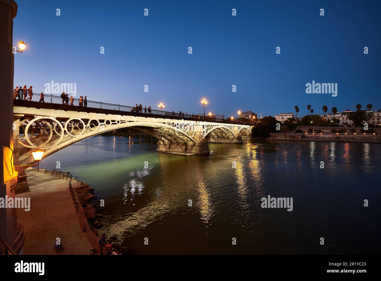 Vista notturna del ponte Isabel II (ponte Triana) al tramonto, Siviglia, Spagna, Europa. Foto Stock