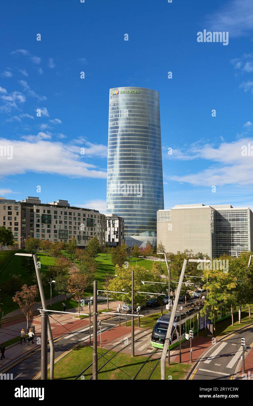 Tram e Torre Iberdrola sullo sfondo, Bilbao, Biscaglia, Paesi Baschi, Euskadi, Euskal Herria, Spagna, Europa. Foto Stock