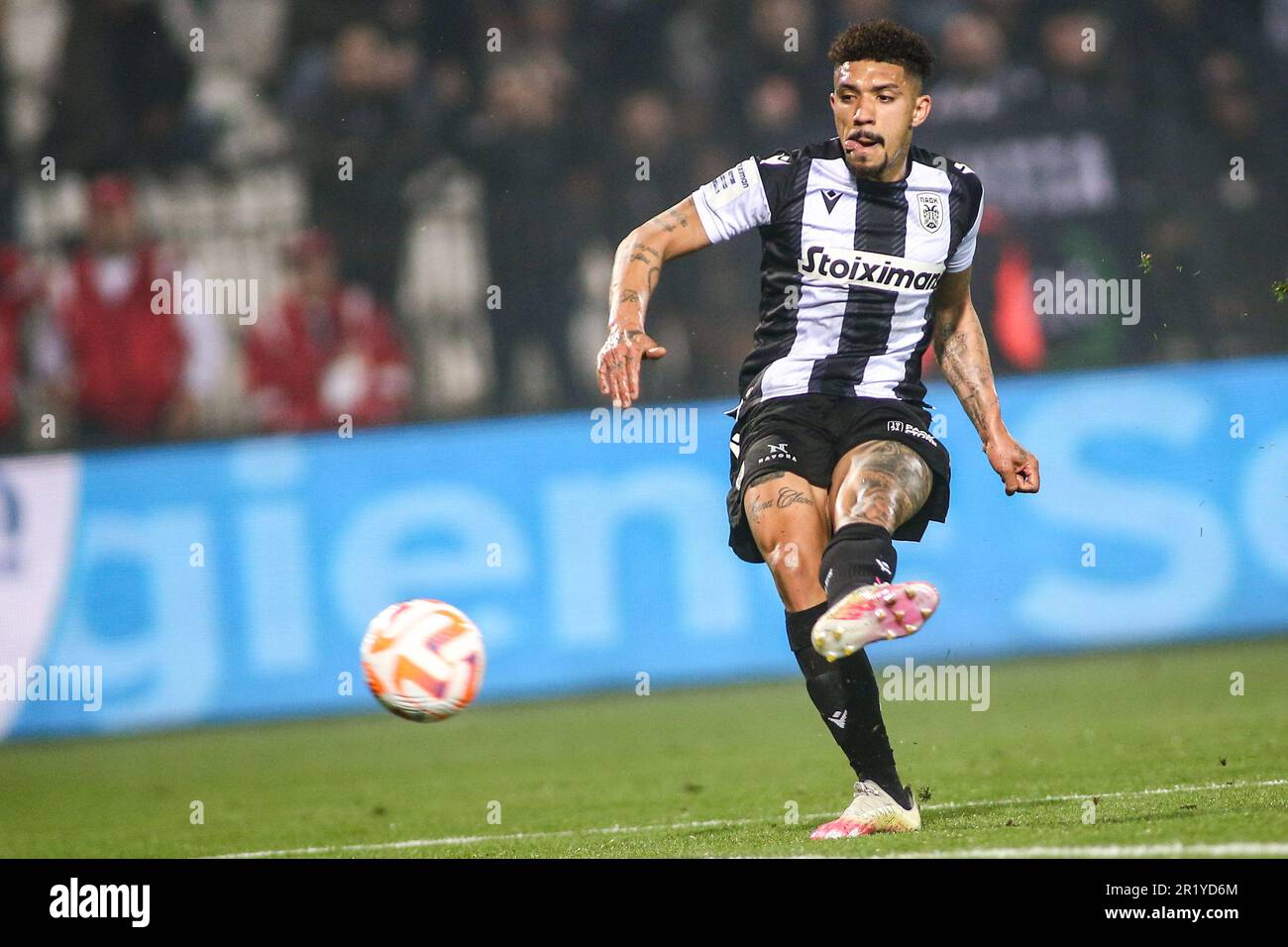 Salonicco, Grecia. 14th maggio, 2023. Douglas Augusto, giocatore di PAOK, in azione durante una partita di calcio della Superleague Playoff tra il PAOK FC e l'Olympiacos FC. (Credit Image: © Giannis Papanikos/ZUMA Press Wire) SOLO PER USO EDITORIALE! Non per USO commerciale! Foto Stock