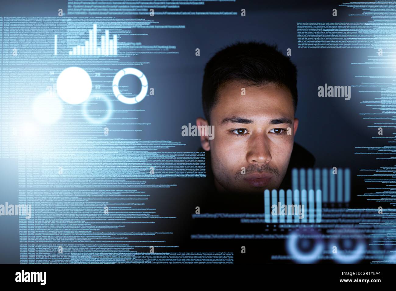 Dati, programmatore e uomo con focus, ologramma o sicurezza informatica con informazioni sul sito web, futuristiche o notturne. Persona di sesso maschile, hacker o codificatore con Foto Stock