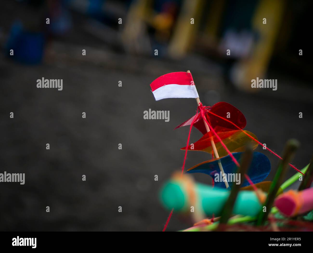 Una bandiera indonesiana in miniatura in una nave giocattolo, messa a fuoco poco profonda Foto Stock