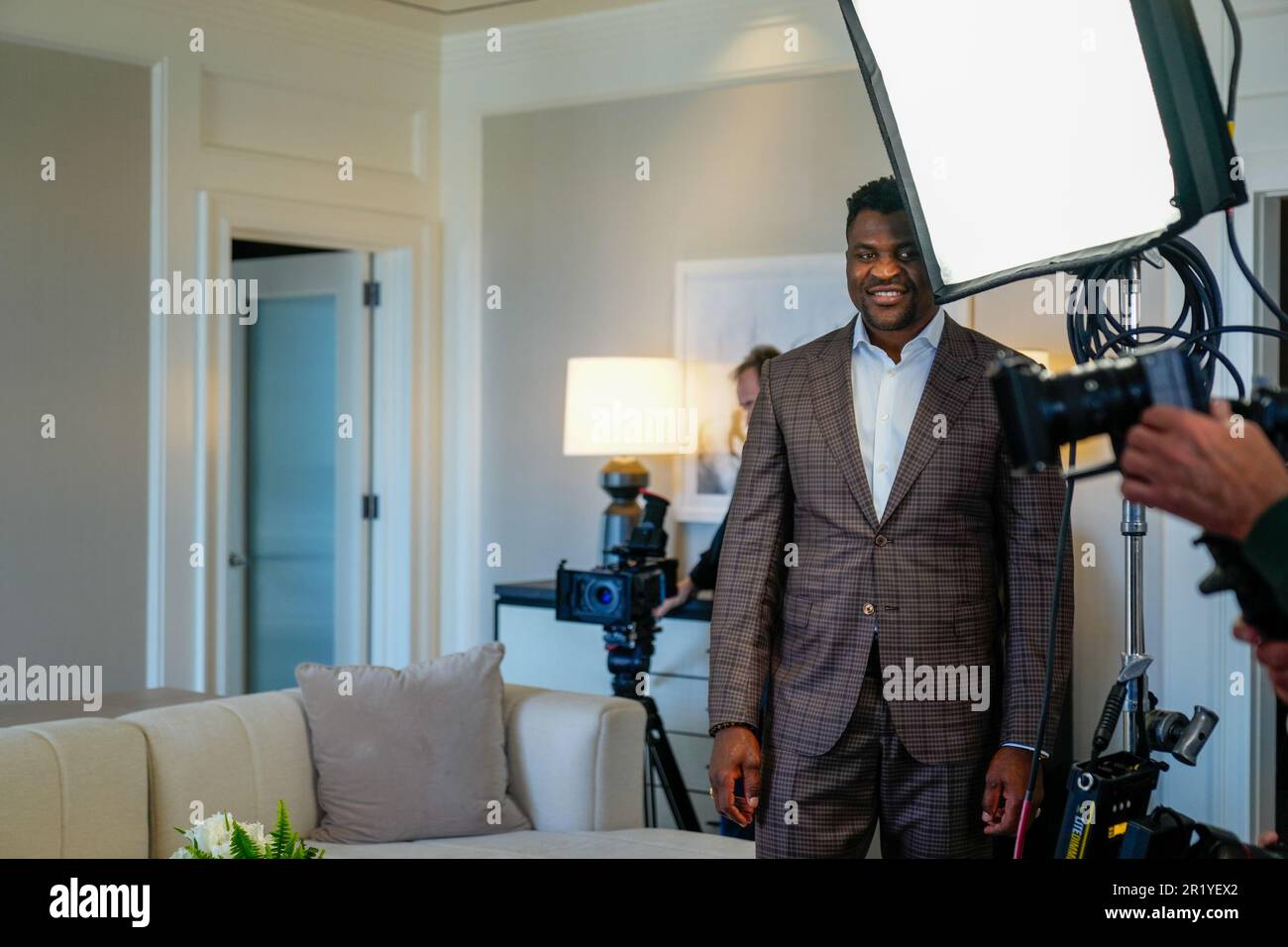 Los Angeles, California, Stati Uniti. 15th maggio, 2023. Los Angeles, CA - Maggio 16: Francis Ngannou alla Professional Fighters League - Firma del contratto a Beverly Wilshire, Un hotel Four Seasons il 15 Maggio 2023 a Los Angeles, CA (Foto di Louis Grasse/PFL/PX Images) Credit: PX Images/Alamy Live News Foto Stock