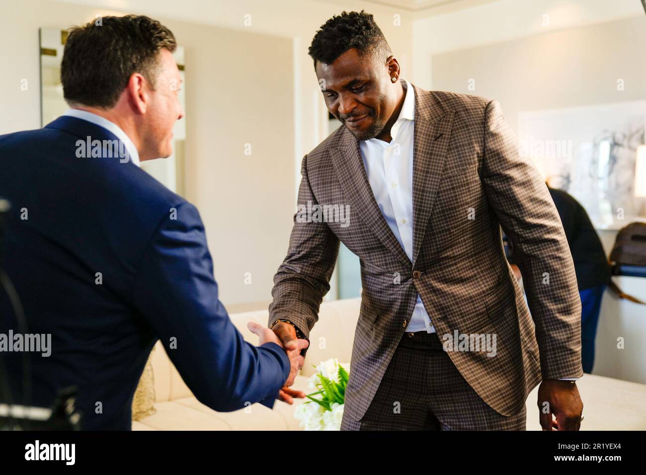 Los Angeles, California, Stati Uniti. 15th maggio, 2023. Los Angeles, CA - Maggio 16: (L-R) Peter Murray, CEO di PFL e Francis Ngannou alla Professional Fighters League - Firma del contratto a Beverly Wilshire, A Four Seasons Hotel il 15 Maggio 2023 a Los Angeles, CA (Foto di Louis Grasse/PFL/PX Images) Credit: PX Images/Alamy Live News Foto Stock