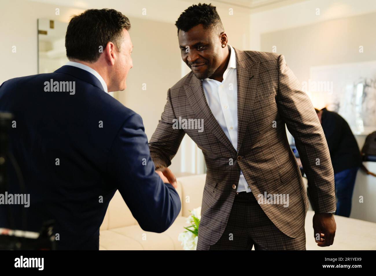 Los Angeles, California, Stati Uniti. 15th maggio, 2023. Los Angeles, CA - Maggio 16: (L-R) Peter Murray, CEO di PFL e Francis Ngannou alla Professional Fighters League - Firma del contratto a Beverly Wilshire, A Four Seasons Hotel il 15 Maggio 2023 a Los Angeles, CA (Foto di Louis Grasse/PFL/PX Images) Credit: PX Images/Alamy Live News Foto Stock