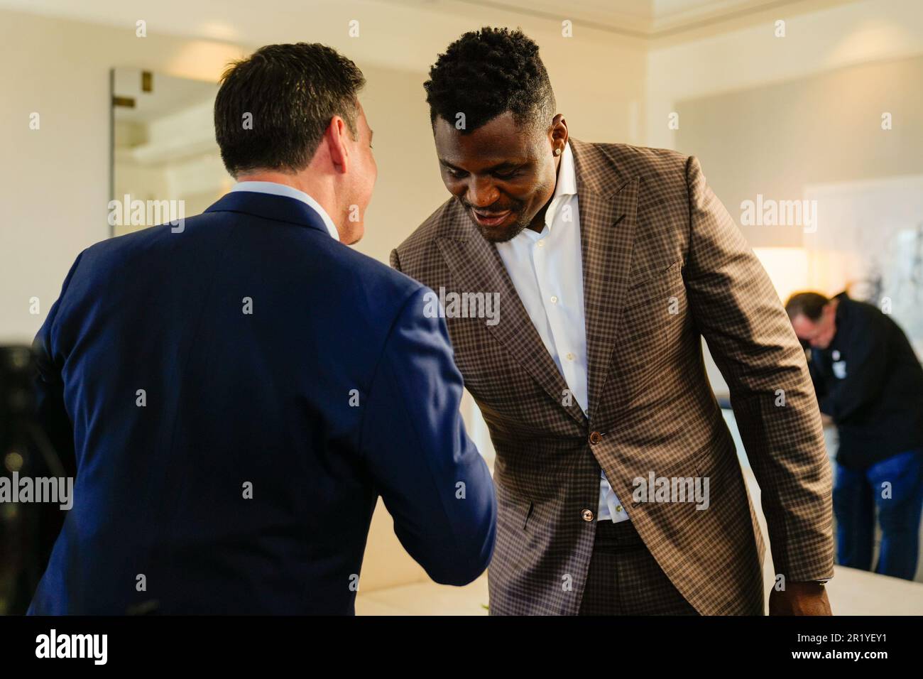 Los Angeles, California, Stati Uniti. 15th maggio, 2023. Los Angeles, CA - Maggio 16: (L-R) Peter Murray, CEO di PFL e Francis Ngannou alla Professional Fighters League - Firma del contratto a Beverly Wilshire, A Four Seasons Hotel il 15 Maggio 2023 a Los Angeles, CA (Foto di Louis Grasse/PFL/PX Images) Credit: PX Images/Alamy Live News Foto Stock