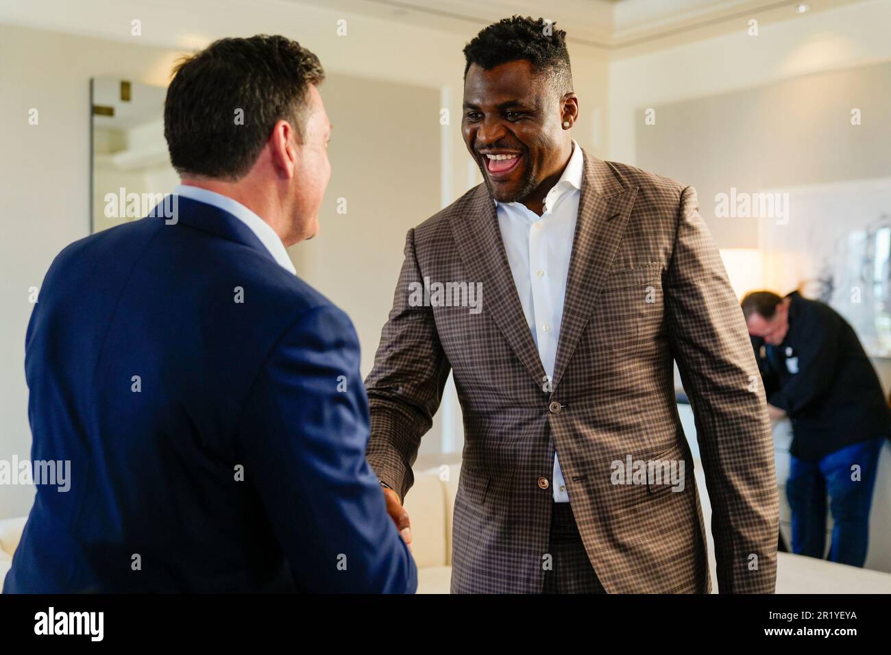 Los Angeles, California, Stati Uniti. 15th maggio, 2023. Los Angeles, CA - Maggio 16: (L-R) Peter Murray, CEO di PFL e Francis Ngannou alla Professional Fighters League - Firma del contratto a Beverly Wilshire, A Four Seasons Hotel il 15 Maggio 2023 a Los Angeles, CA (Foto di Louis Grasse/PFL/PX Images) Credit: PX Images/Alamy Live News Foto Stock