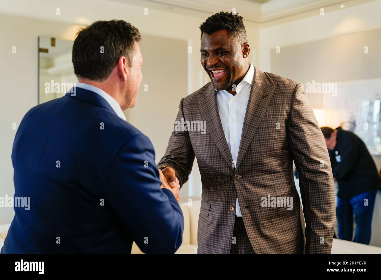 Los Angeles, California, Stati Uniti. 15th maggio, 2023. Los Angeles, CA - Maggio 16: (L-R) Peter Murray, CEO di PFL e Francis Ngannou alla Professional Fighters League - Firma del contratto a Beverly Wilshire, A Four Seasons Hotel il 15 Maggio 2023 a Los Angeles, CA (Foto di Louis Grasse/PFL/PX Images) Credit: PX Images/Alamy Live News Foto Stock
