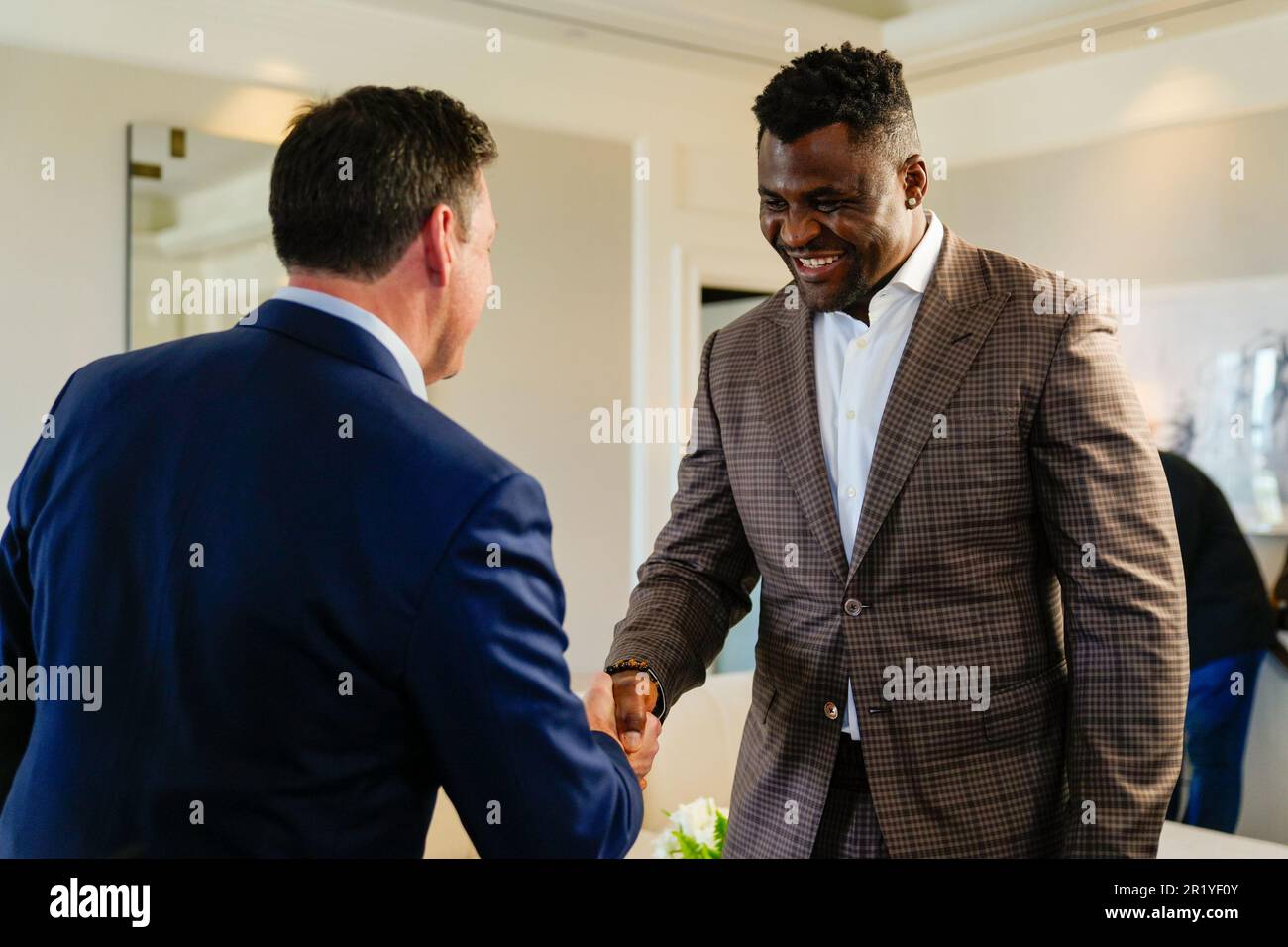 Los Angeles, California, Stati Uniti. 15th maggio, 2023. Los Angeles, CA - Maggio 16: (L-R) Peter Murray, CEO di PFL e Francis Ngannou alla Professional Fighters League - Firma del contratto a Beverly Wilshire, A Four Seasons Hotel il 15 Maggio 2023 a Los Angeles, CA (Foto di Louis Grasse/PFL/PX Images) Credit: PX Images/Alamy Live News Foto Stock