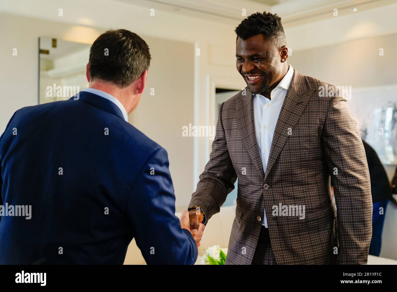 Los Angeles, California, Stati Uniti. 15th maggio, 2023. Los Angeles, CA - Maggio 16: (L-R) Peter Murray, CEO di PFL e Francis Ngannou alla Professional Fighters League - Firma del contratto a Beverly Wilshire, A Four Seasons Hotel il 15 Maggio 2023 a Los Angeles, CA (Foto di Louis Grasse/PFL/PX Images) Credit: PX Images/Alamy Live News Foto Stock