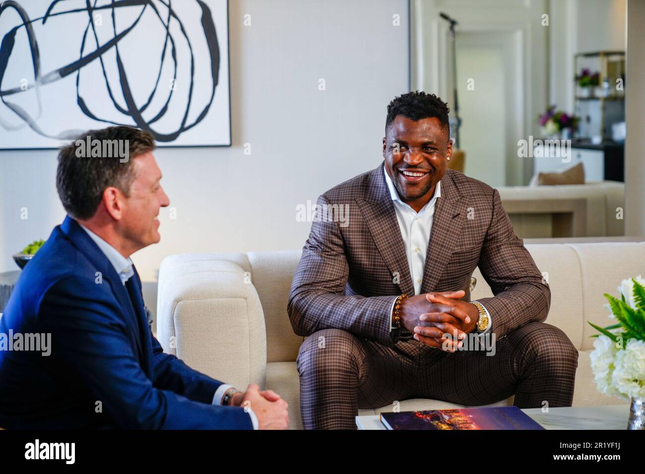 Los Angeles, California, Stati Uniti. 15th maggio, 2023. Los Angeles, CA - Maggio 16: (L-R) Peter Murray, CEO di PFL e Francis Ngannou alla Professional Fighters League - Firma del contratto a Beverly Wilshire, A Four Seasons Hotel il 15 Maggio 2023 a Los Angeles, CA (Foto di Louis Grasse/PFL/PX Images) Credit: PX Images/Alamy Live News Foto Stock