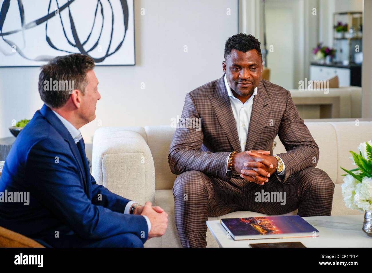 Los Angeles, California, Stati Uniti. 15th maggio, 2023. Los Angeles, CA - Maggio 16: (L-R) Peter Murray, CEO di PFL e Francis Ngannou alla Professional Fighters League - Firma del contratto a Beverly Wilshire, A Four Seasons Hotel il 15 Maggio 2023 a Los Angeles, CA (Foto di Louis Grasse/PFL/PX Images) Credit: PX Images/Alamy Live News Foto Stock