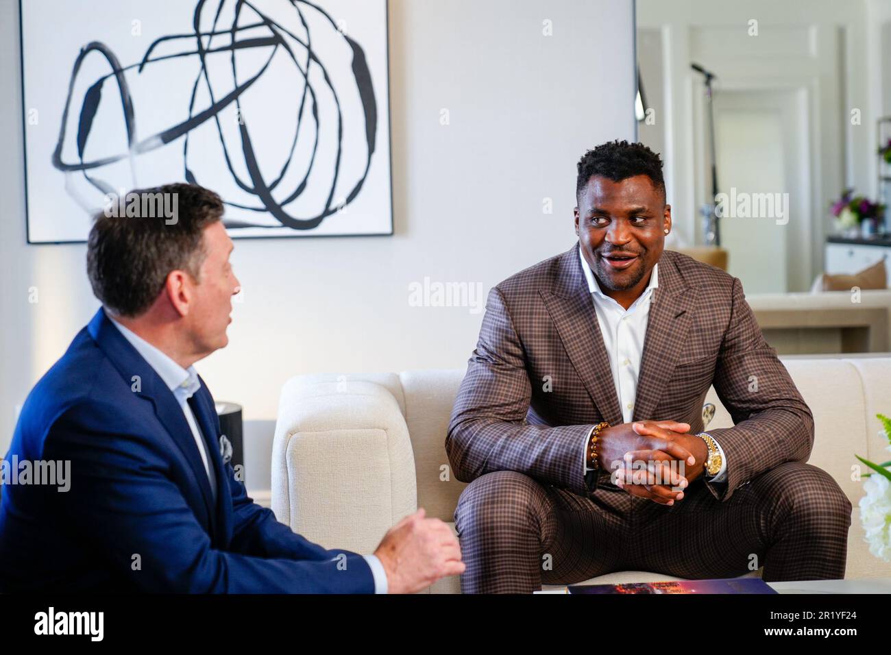 Los Angeles, California, Stati Uniti. 15th maggio, 2023. Los Angeles, CA - Maggio 16: (L-R) Peter Murray, CEO di PFL e Francis Ngannou alla Professional Fighters League - Firma del contratto a Beverly Wilshire, A Four Seasons Hotel il 15 Maggio 2023 a Los Angeles, CA (Foto di Louis Grasse/PFL/PX Images) Credit: PX Images/Alamy Live News Foto Stock