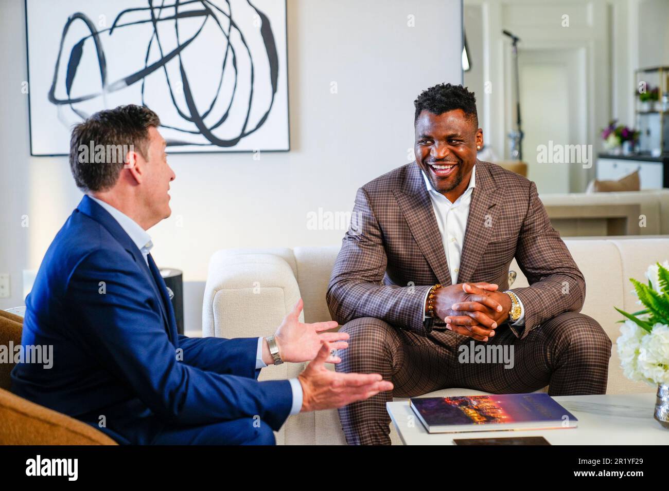 Los Angeles, California, Stati Uniti. 15th maggio, 2023. Los Angeles, CA - Maggio 16: (L-R) Peter Murray, CEO di PFL e Francis Ngannou alla Professional Fighters League - Firma del contratto a Beverly Wilshire, A Four Seasons Hotel il 15 Maggio 2023 a Los Angeles, CA (Foto di Louis Grasse/PFL/PX Images) Credit: PX Images/Alamy Live News Foto Stock