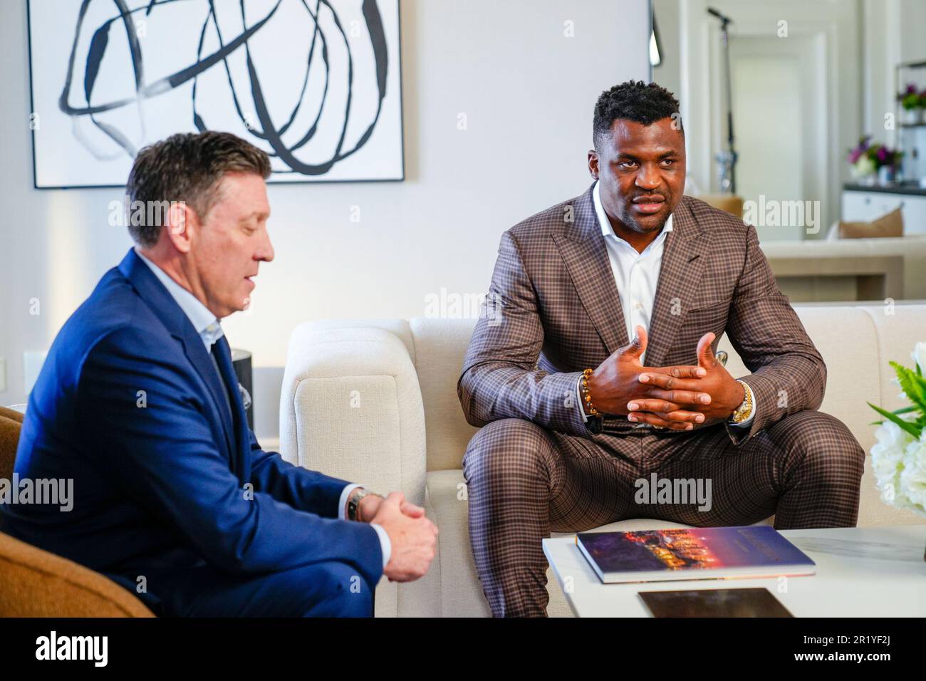 Los Angeles, California, Stati Uniti. 15th maggio, 2023. Los Angeles, CA - Maggio 16: (L-R) Peter Murray, CEO di PFL e Francis Ngannou alla Professional Fighters League - Firma del contratto a Beverly Wilshire, A Four Seasons Hotel il 15 Maggio 2023 a Los Angeles, CA (Foto di Louis Grasse/PFL/PX Images) Credit: PX Images/Alamy Live News Foto Stock