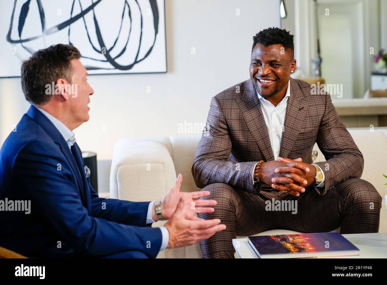 Los Angeles, California, Stati Uniti. 15th maggio, 2023. Los Angeles, CA - Maggio 16: (L-R) Peter Murray, CEO di PFL e Francis Ngannou alla Professional Fighters League - Firma del contratto a Beverly Wilshire, A Four Seasons Hotel il 15 Maggio 2023 a Los Angeles, CA (Foto di Louis Grasse/PFL/PX Images) Credit: PX Images/Alamy Live News Foto Stock