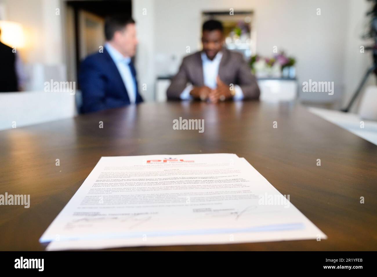 Los Angeles, California, Stati Uniti. 15th maggio, 2023. Los Angeles, CA - Maggio 16: (L-R) Peter Murray, CEO di PFL e Francis Ngannou alla Professional Fighters League - Firma del contratto a Beverly Wilshire, A Four Seasons Hotel il 15 Maggio 2023 a Los Angeles, CA (Foto di Louis Grasse/PFL/PX Images) Credit: PX Images/Alamy Live News Foto Stock