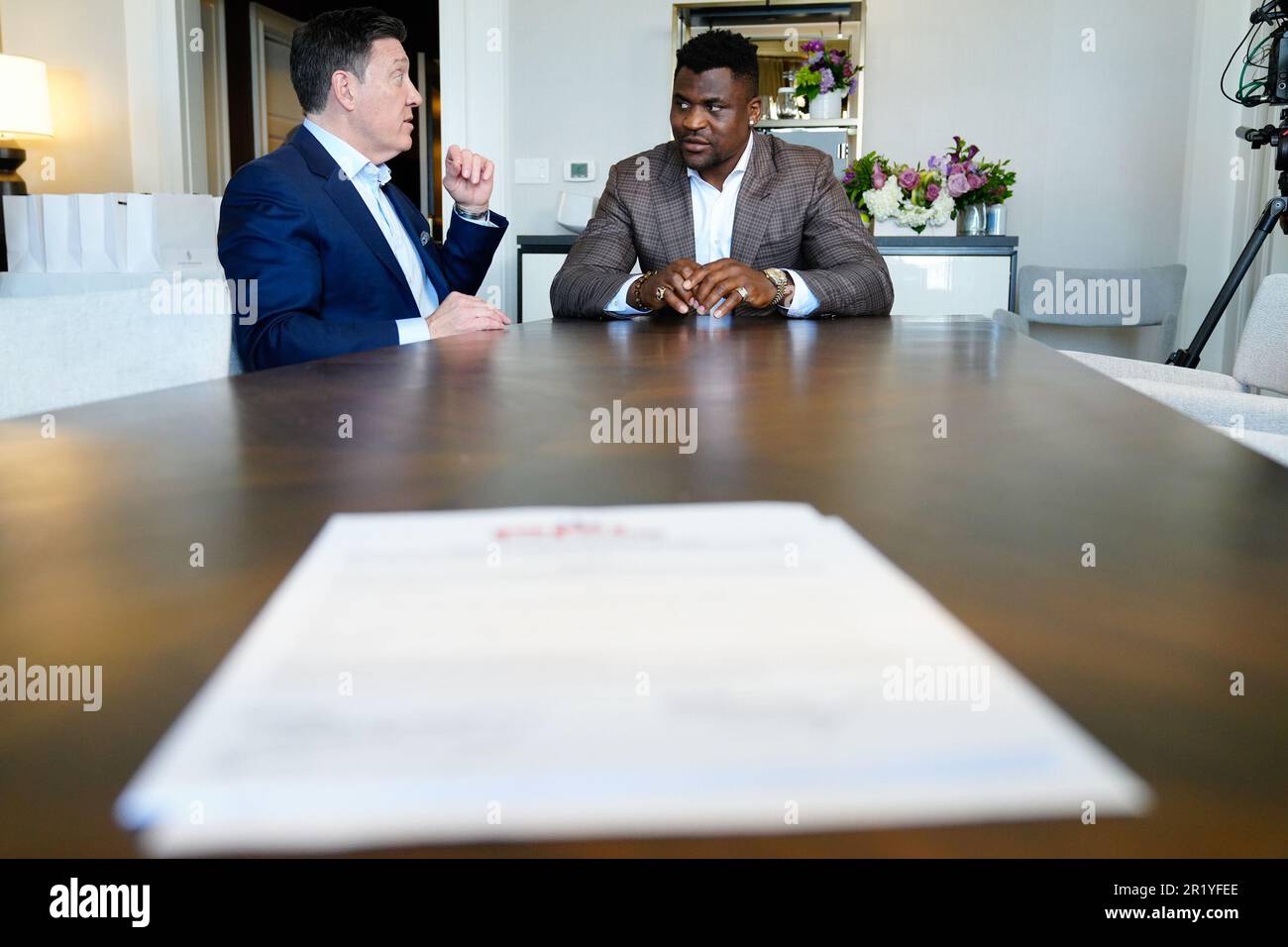 Los Angeles, California, Stati Uniti. 15th maggio, 2023. Los Angeles, CA - Maggio 16: (L-R) Peter Murray, CEO di PFL e Francis Ngannou alla Professional Fighters League - Firma del contratto a Beverly Wilshire, A Four Seasons Hotel il 15 Maggio 2023 a Los Angeles, CA (Foto di Louis Grasse/PFL/PX Images) Credit: PX Images/Alamy Live News Foto Stock