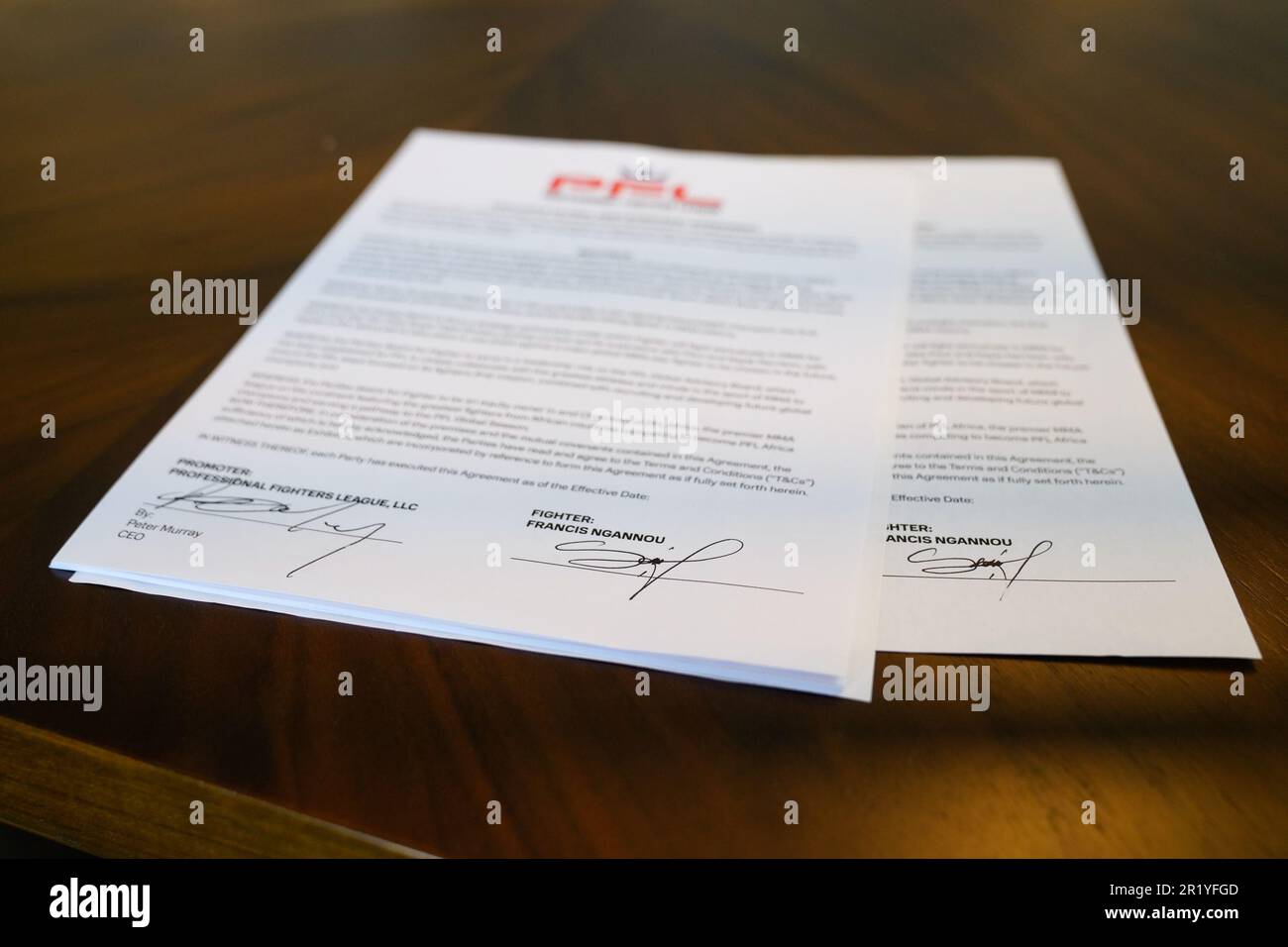 Los Angeles, California, Stati Uniti. 15th maggio, 2023. Los Angeles, CA - Maggio 16: Peter Murray, CEO di PFL e Francis Ngannou presentano il contratto firmato a Professional Fighters League - Firma del contratto a Beverly Wilshire, Un Four Seasons Hotel il 15 Maggio 2023 a Los Angeles, CA (Foto di Louis Grasse/PFL/PX Images) Credit: PX Images/Alamy Live News Foto Stock