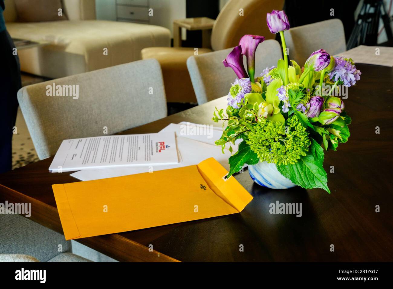 Los Angeles, California, Stati Uniti. 15th maggio, 2023. Los Angeles, CA - Maggio 16: Dietro le quinte della firma del contratto tra Peter Murray, CEO di PFL e Francis Ngannou alla Professional Fighters League - Firma del contratto a Beverly Wilshire, A Four Seasons Hotel il 15 Maggio 2023 a Los Angeles, CA (Foto di Louis Grasse/PFL/PX Images) Credit: PX Images/Alamy Live News Foto Stock